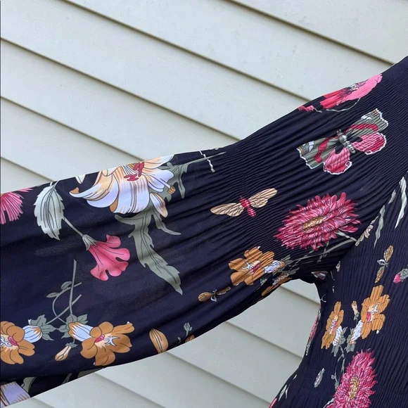 Like new Charlie Black Floral Long Sleeve blouse - Picture 6 of 15